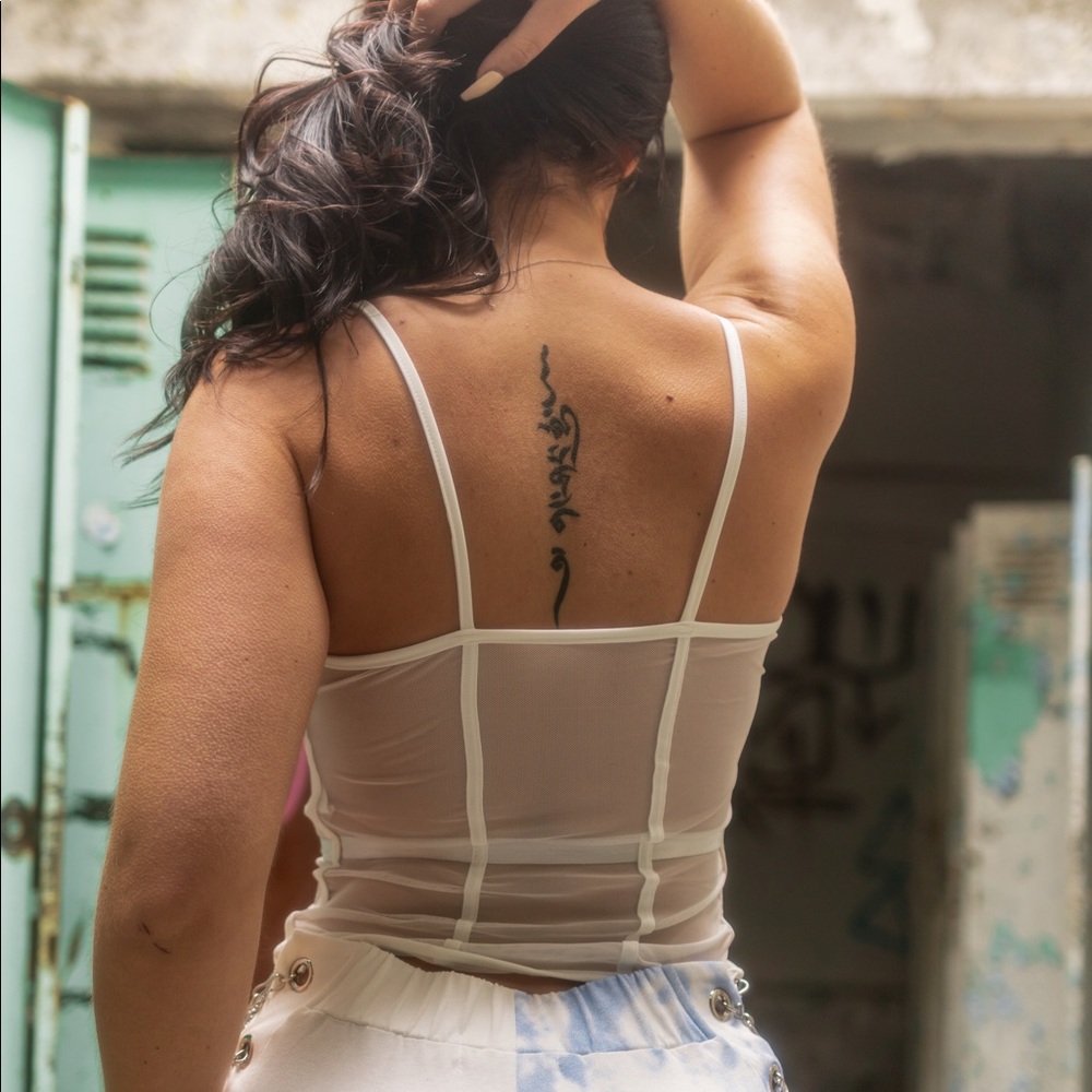 White top - Picture 5 of 6